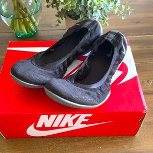 Nike women’s scrunch ballerina flat size 8